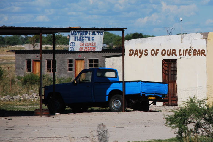 Eine der unzählbaren kleinen Bars mit witzigen Namen im Norden Namibias “Days of our life Bar“