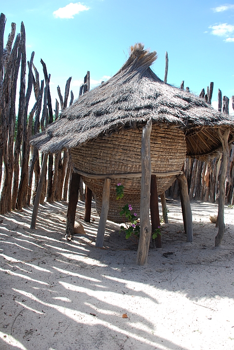 Vorratsbehälter eines Owambodorfes in Olukonda bei Ondangwa