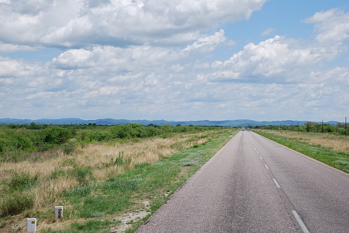 Die Strasse nach Tsumeb nach dem Veterinärszaun