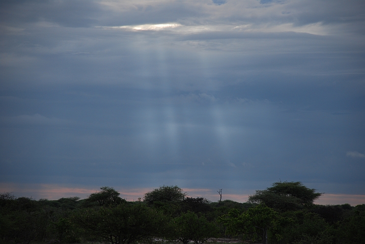 Wenige Sonnenstrahlen ganz im Osten des Etosha Nationalparkes