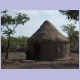 Himba Hütte und zwei Himbafrauen mit Kleinkind