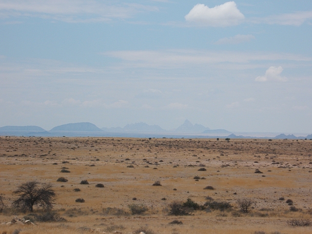 Spitzkoppe und Pondoks aus der Ferne von Norden gesehen