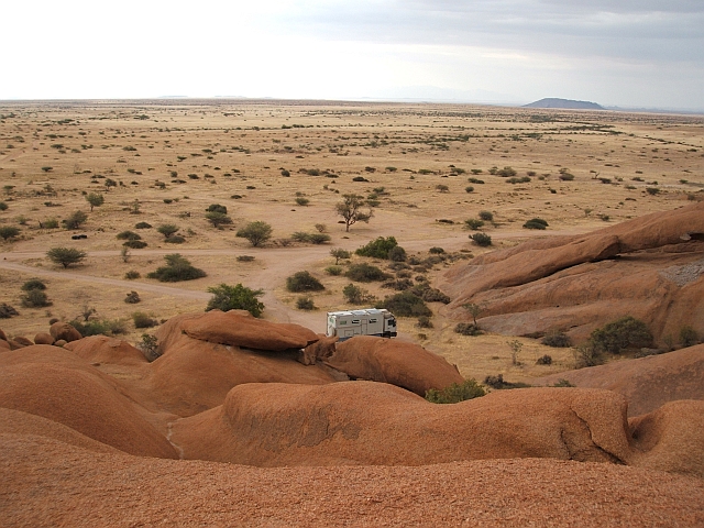 Obelix am Fusse der Spitzkoppe mit Blick in die weite Ebene