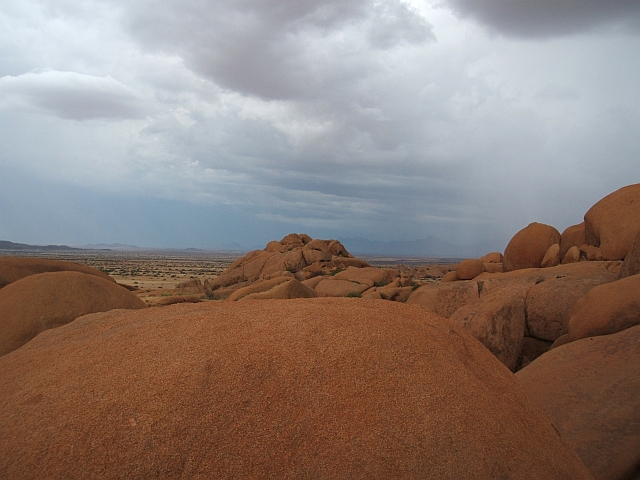 Aufziehendes Gewitter bei der Spitzkoppe