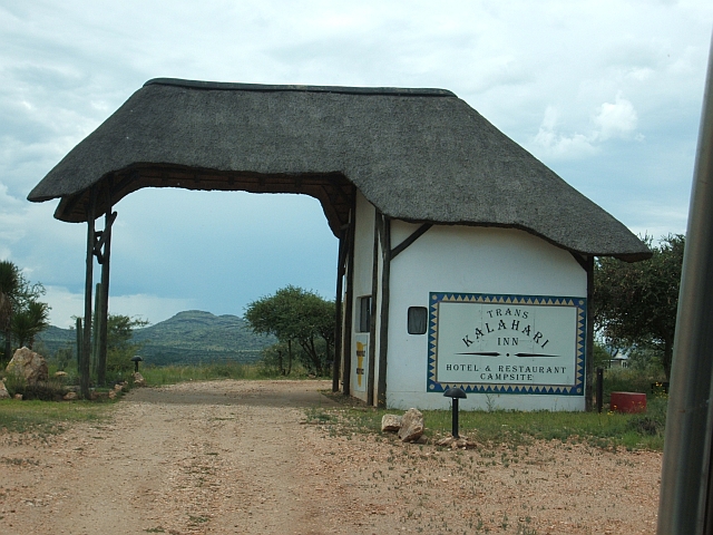 Einladendes und vor allem genügend hohes Eingangstor zum Trans-Kalahari-Inn