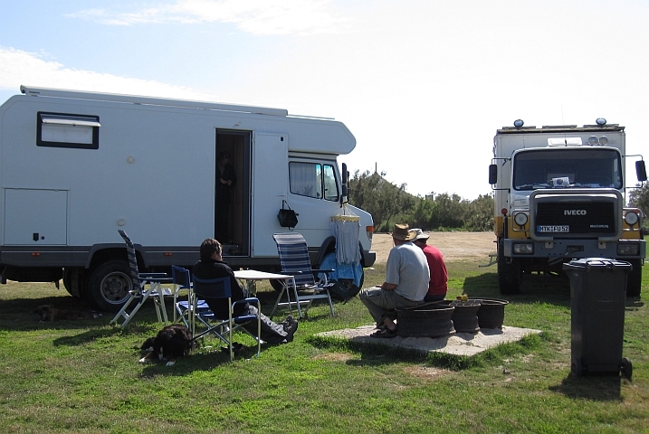 Thomas mit Florian und Ute vor ihrem Magirus und vor dem Mercedes Wohnmobil von Doris und Hans