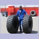 Mechaniker bringt neue Reifen für Obelix