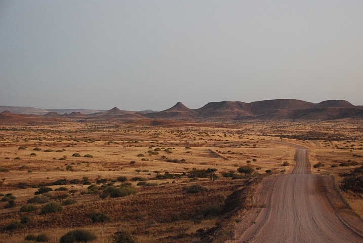 Landschaft und Piste bei Palmwag in der Abendsonne