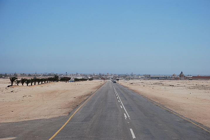 Zufahrt nach Swakopmund, im Hintergrund lässt sich schon das Meer erahnen