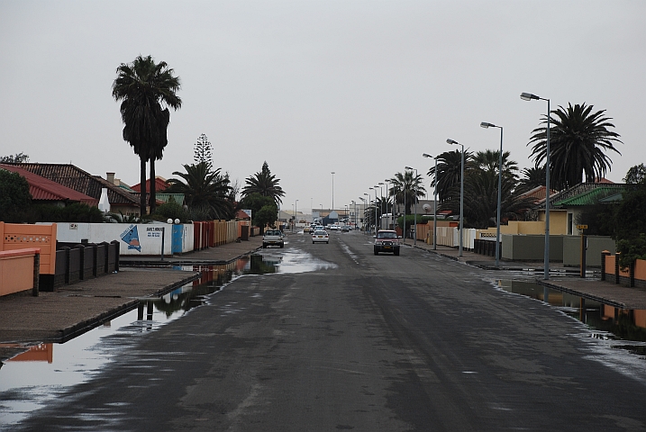 Vom Gewitter nasse Strassen in Walvis Bay