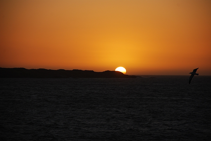 Die Sonne versinkt hinter dem Angra Point in Lüderitz