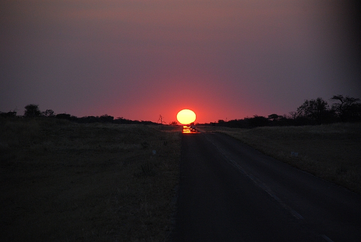 Sonnenuntergang auf der Zufahrtsstrasse zum Von Lindequist-Gate des Etosha Nationalparks