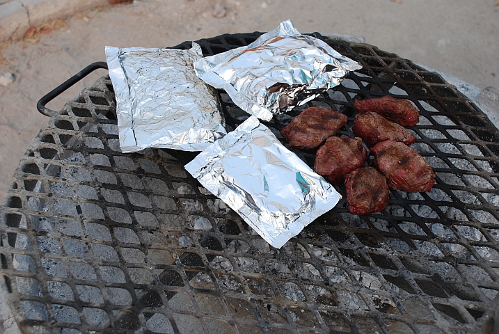 Fleisch und Gemüse auf dem Grill