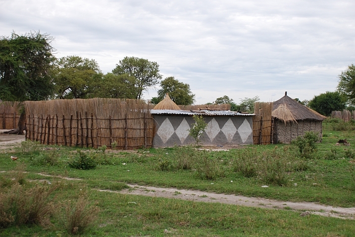 Für den Caprivi-Zipfel typische Behausung mit Ried-Zaun in Sangwali