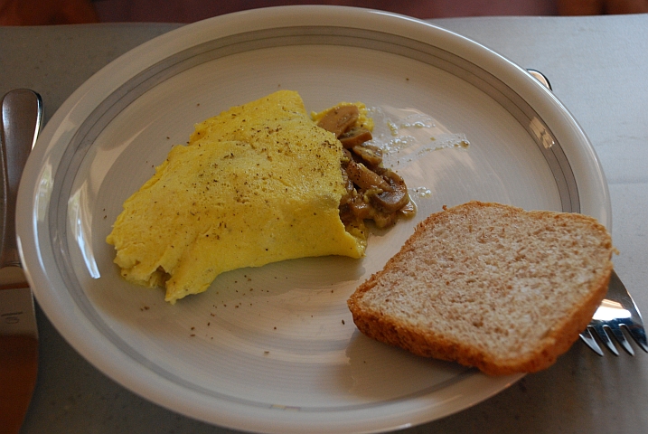 Pilzomelette mit Toast statt Zopf