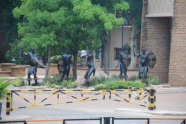 Statuen von Shona-Kriegern bewachen das Kingdom Hotel