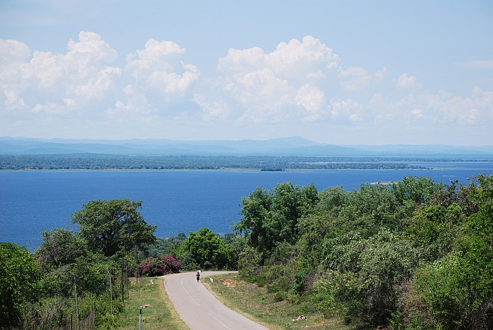 Ein erster Blick auf den Lake Kariba bei Binga