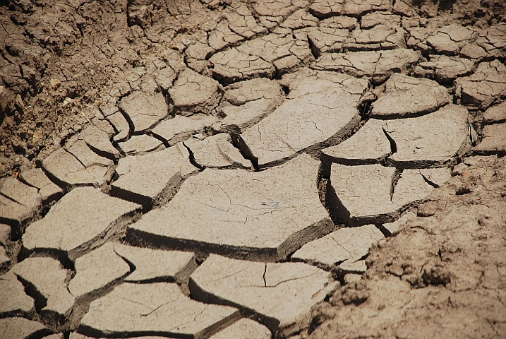 Uns soll’s recht sein: Trockenes Schlammloch auf der Piste