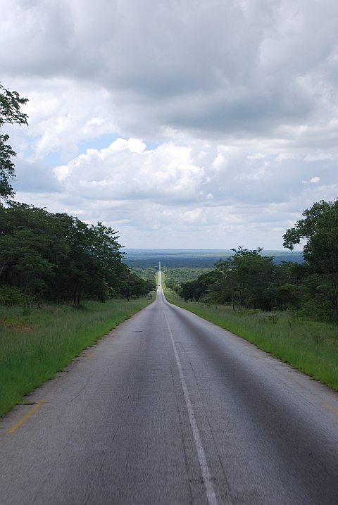 Gerade Strasse zwischen Gokwe und Kwekwe im Zentrum Simbabwes