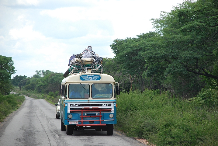 Überlandbus unterwegs zwischen Kwekwe und Gokwe