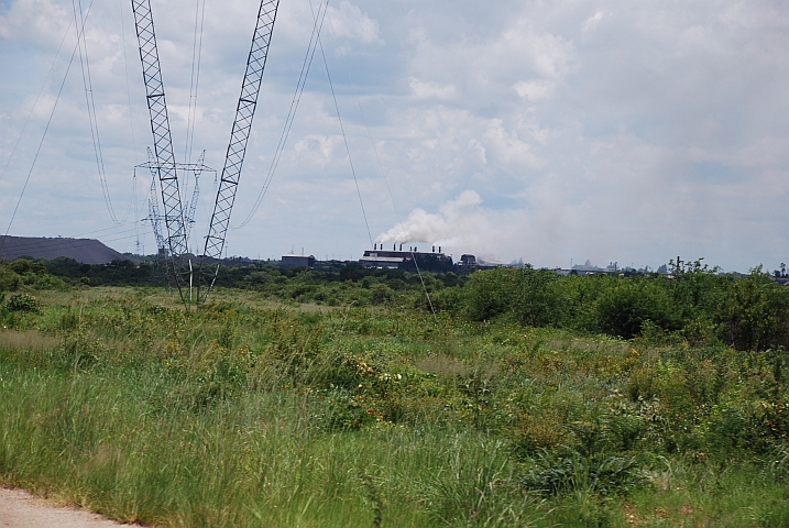 Qualmende Schwerindustrie am Rande von Kwekwe