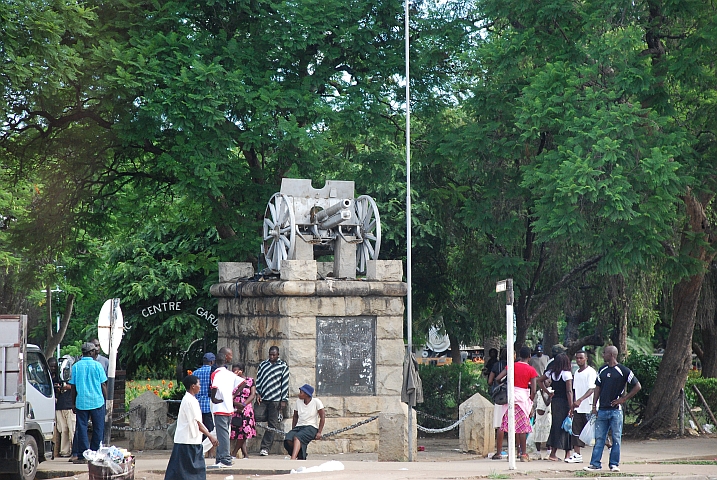 Kanone als Denkmal in Masvingo