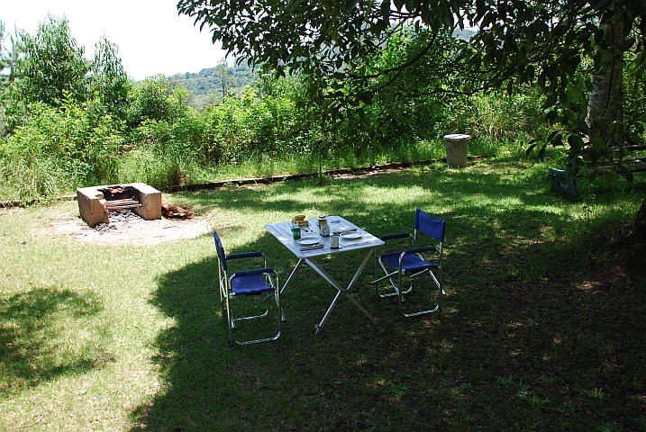 Gemütlicher Zmorgetisch in unserem Camp