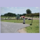Frau mit Kind wartet auf den Bus im Süden Simbabwes