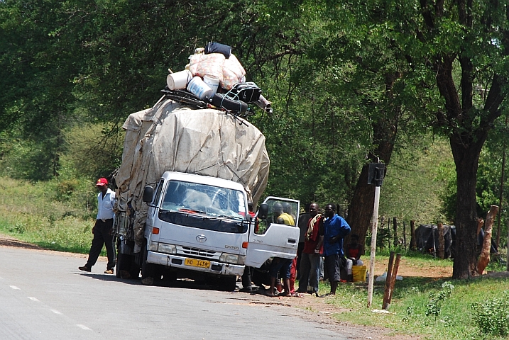 Nochmals wie in Westafrika: Überladene Transportfahrzeuge