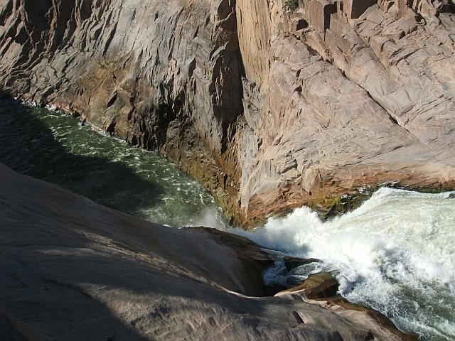 Der längste Fluss von Südafrika, der Orange River oder Gariep, fällt über den Augrabies Fall