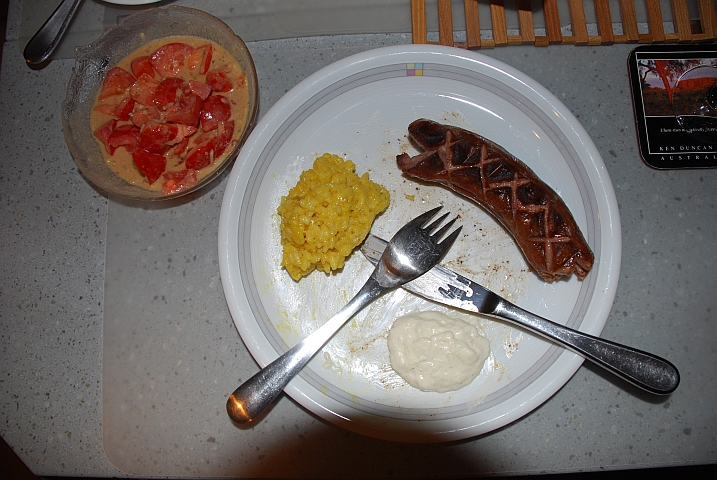 Unser drittes Paar Cervelats aus Kapstadt geniessen wir mit selbstgemachtem Safranrisotto und Tzatziki