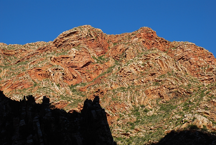 Farbige Felsformation in der Schlucht am Nordfuss des Swartbergpasses