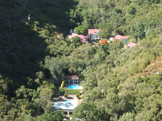 Aussicht auf das Thermalbad im engen Tal