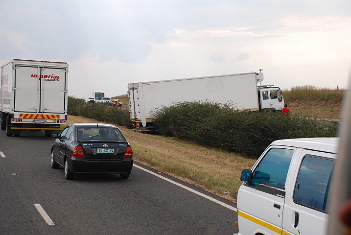 Was macht denn der Lastwagen hier auf dem Mittelstreifen?