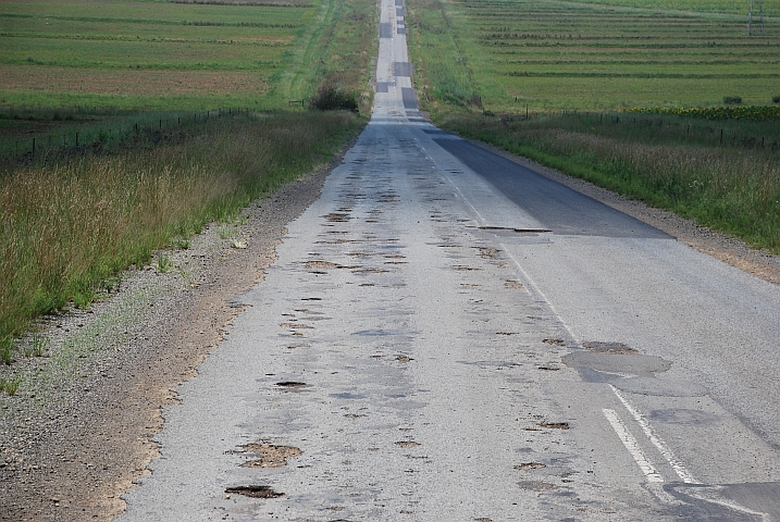 Löchrige Landstrassen durch die weiten Felder im Free State