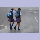 Zwei Schulmädchen in Bethlehem lassen sich vom einsetzenden Platzregen nicht gross stören