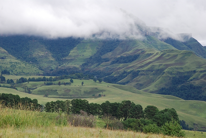 Wolkenreste von schlechtem Wetter liegen auf den Hängen der Drakensberge