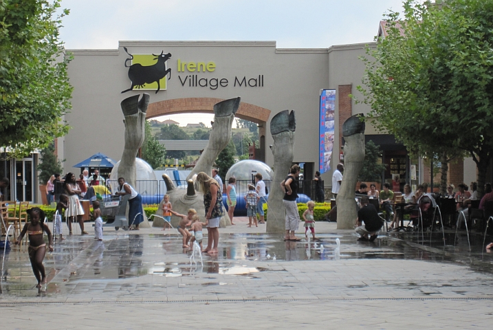 Das Wasserspiel in der angenehmen Irene Village Mall ist ein Spass für die Kinder