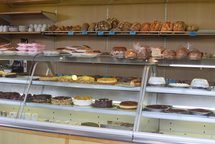 Grosse Brot- und Tortenauswahl in der deutschen Bäckerei