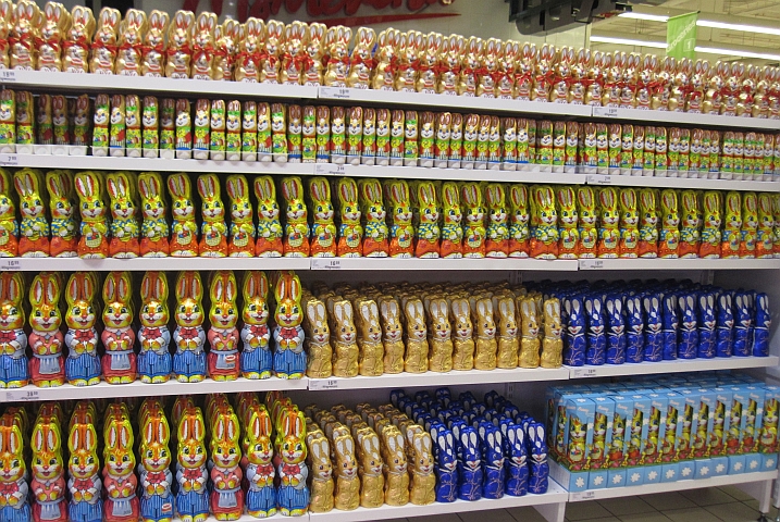 Ein Supermarktgestell voller Schokoladeosterhasen