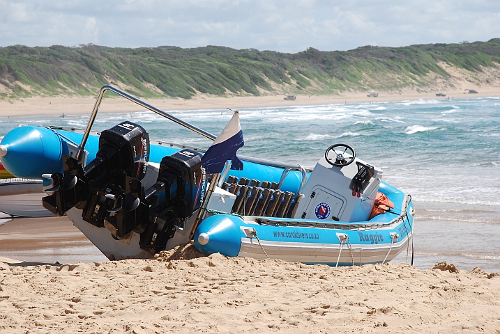 Tauchboot am Strand von Sodwana Bay