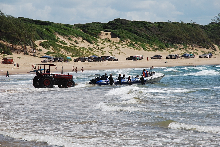 Ein Tauchboot wird mit einem Traktor ins Wasser gestossen