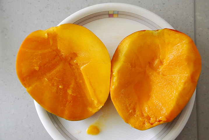 Die aus Simbabwe mitgebrachten Mangos schmecken in Südafrika noch besser