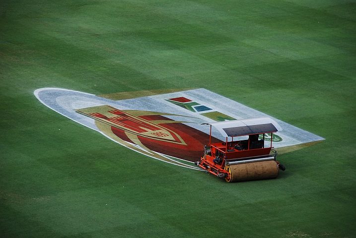 Auch die Sponsorwerbefläche auf dem Rasen des Cricket-Stadions in Johannesburg wird sorgfältig getrocknet
