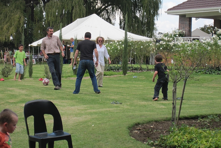 Thomas macht beim Fussball mit