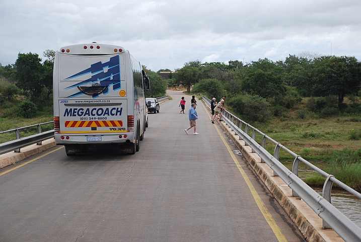 Touristen auf der Brücke über den Crocodile River beim Malelane Gate