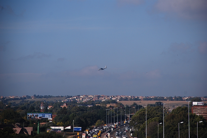 Militärmaschine über Centurion im Anflug auf den Waterkloof Flughafen bei Pretoria