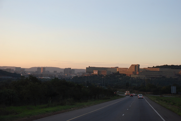 Die monströsen Gebäude der University of South Africa in Pretoria im letzten Sonnenlicht