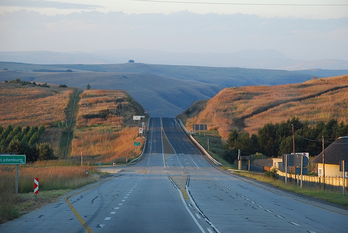 Die Strasse führt hinunter ins Lowveld