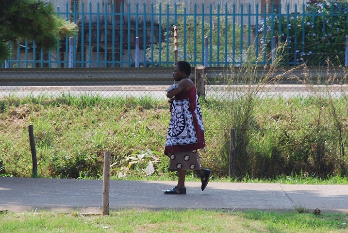 Traditionell gekleideter Swazi in Mbabane, der Hauptstadt Swasilands